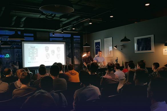 Zdjęcie ze spotkania IT o nazwie C_tech, przedstawiający grupę ludzi na wykładzie.